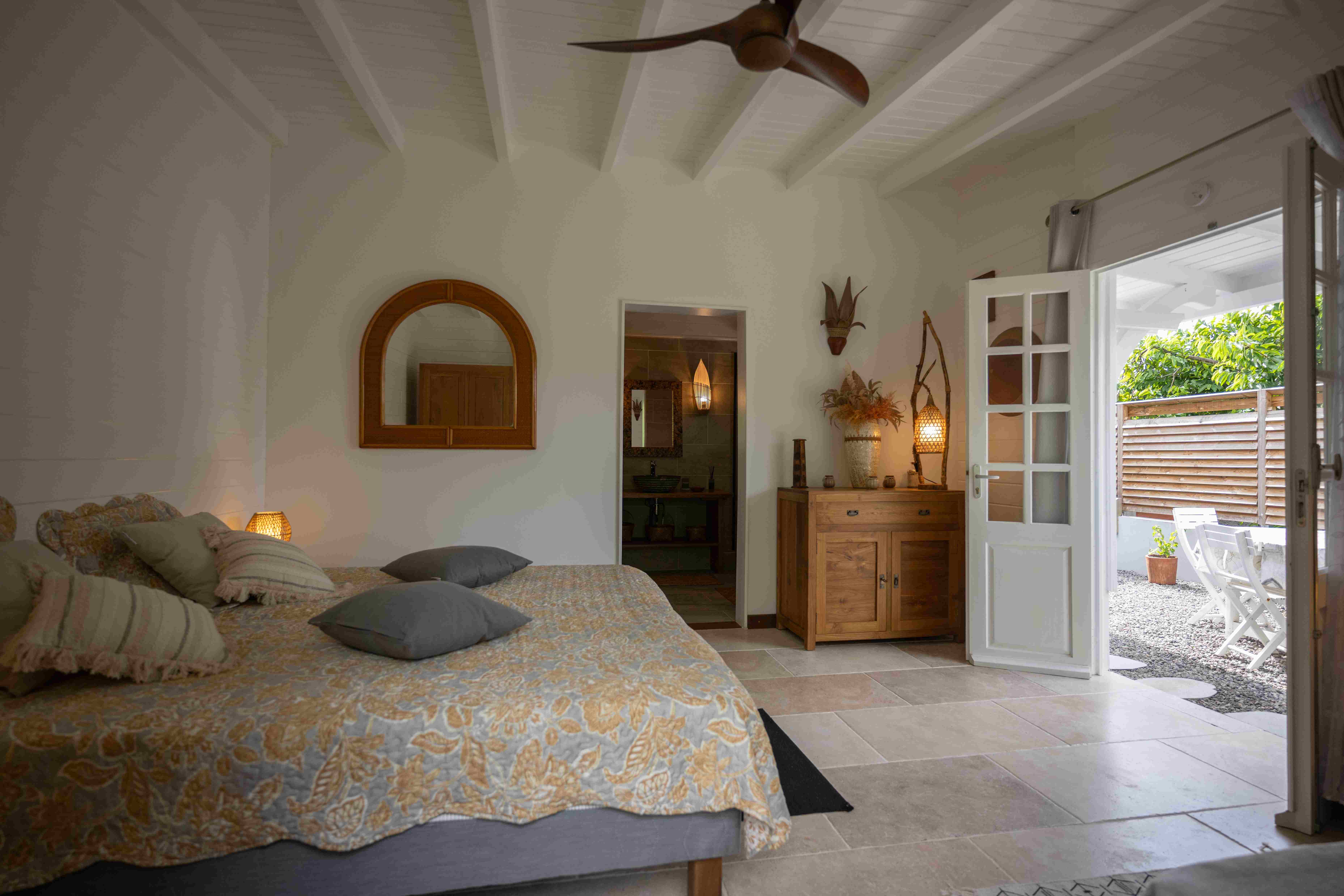 Suite 'Asie' climatisée et munie d'un brasseur d'air avec lit King size (pouvant être séparé en deux lits), lit simple